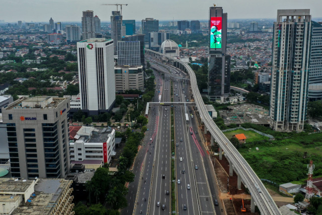 Foto udara kendaraan melintas di Tol Cawang-Grogol, Jakarta, Minggu (11/10).  Foto: Galih Pradipta/ANTARA FOTO
