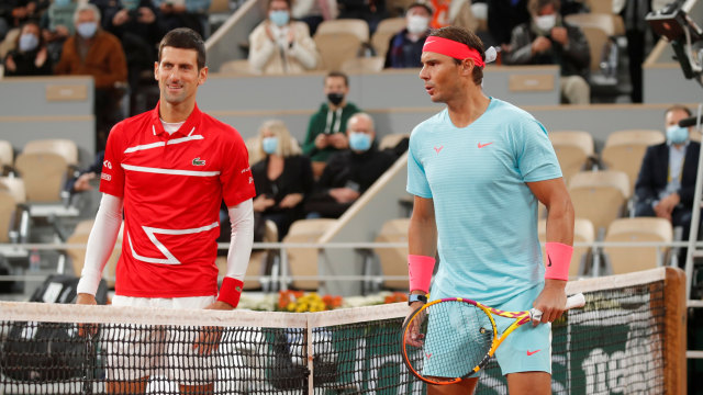 Petenis Novak Djokovic dan Rafael Nadal pada pertandingan final French Open 2020 di Roland Garros, Paris, Prancis. Foto: Charles Platiau/REUTERS