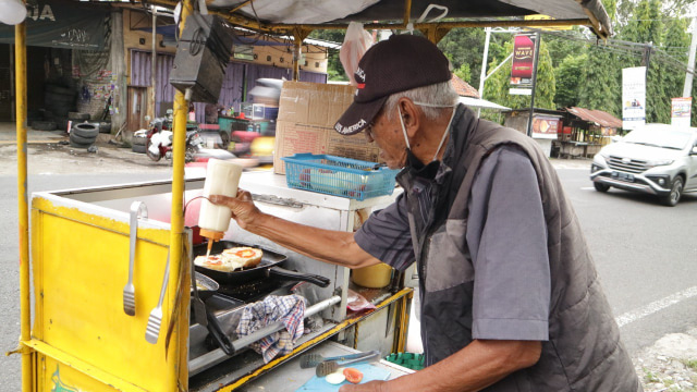 Kisah Mbah Wahidi Kakek Penjual  Burger yang Sempat Viral 