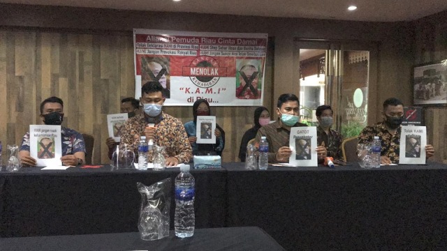 KONFERENSI pers penolakan Deklarasi Koalisi Aksi Menyelematkan Indonesia (KAMI) Riau, pekan ini oleh Aliansi Pemuda Riau Cinta Damai. 