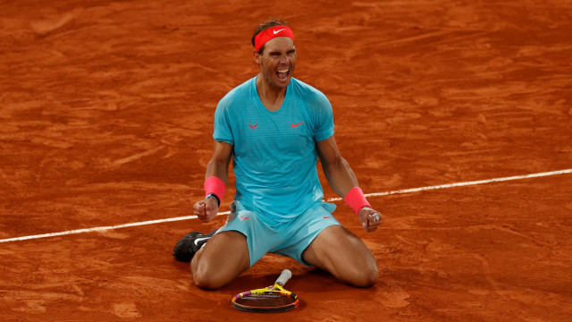 Petenis Rafael Nadal merayakan kemenangan saat melawan Novak Djokovic pada pertandingan final French Open 2020 di Roland Garros, Paris, Prancis. Foto: Christian Hartmann/REUTERS