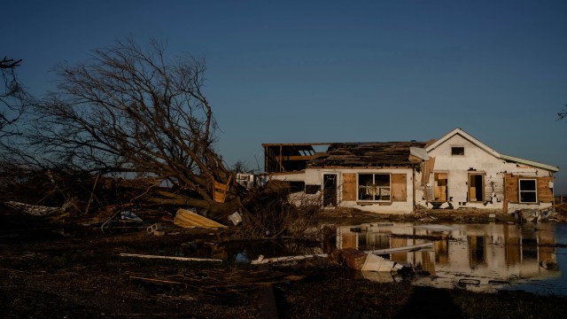 Rumah rusak dan pohon tumbang karena badai delta yang menerjang Louisiana, Amerika Serikat. Foto: ADREES LATIF/REUTERS