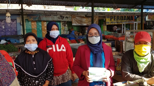 Dokumentasi kegiatan edukasi dan bagi masker kepada para pedagang di Pasar Landungsari (20/08/2020).