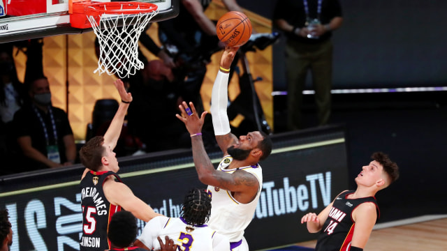 Penyerang Los Angeles Lakers LeBron James (23) melepaskan lemparan bola selama kuarter ketiga dalam pertandingan keenam NBA Finals 2020 di AdventHealth Arena. Foto:  Kim Klement-USA TODAY Sports