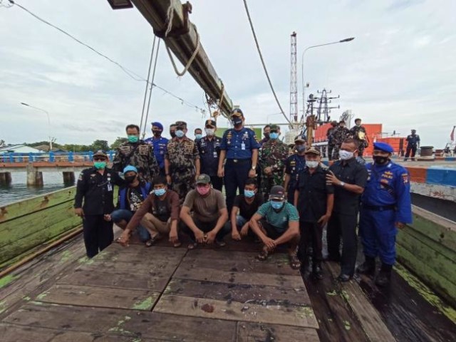 PPLP Tanjunguban menyerahkan kapal asing beserta awaknya yang melakukan ilegal fishing ke PSDKP Batam. (Foto: Ary/Batamnews)