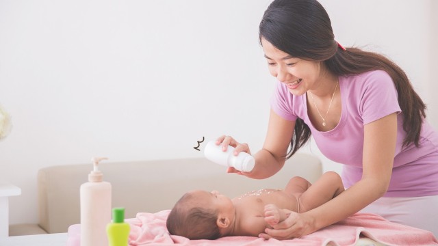 4 Tips Memilih Bedak Bayi, Jangan Sembarangan ya Moms! (20694)