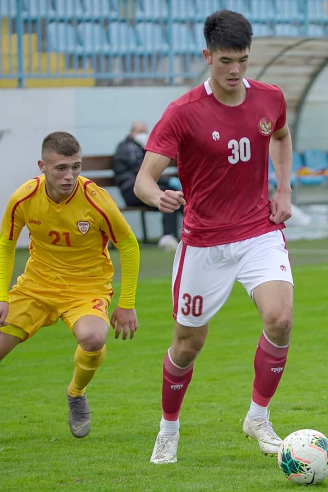 Pemian Timnas U-19, ELkan Baggott, saat berlaga pada uji coba melawan Macedonia Utara di Stadion NK Junak Sinj, Split, Kroasia, Minggu (11/10). Foto: Instagram/@pssi