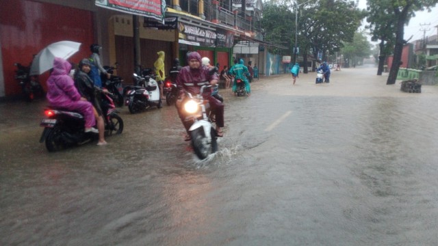 Pengendara motor melintasi jalanan yang terendam banjir di Garut, Jawa Barat. Foto: Dok. Istimewa