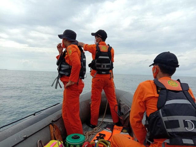 Tim SAR Bangka Belitung saat mengevakuasi penumpang kapal Ferry KM Mutiara Pertiwi 3 yang kandas di Mentok.