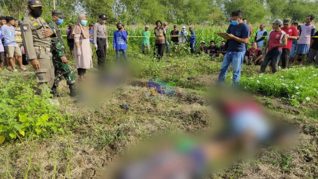 Petugas saat lakukan olah TKP di lokasi meninggalnya 4 orang warga akibat tersengat listrik, di Dusun Tlatah Desa Kanor Kecamatan Kanor Kabupaten Bojonegoro. Senin (12/10/2020)