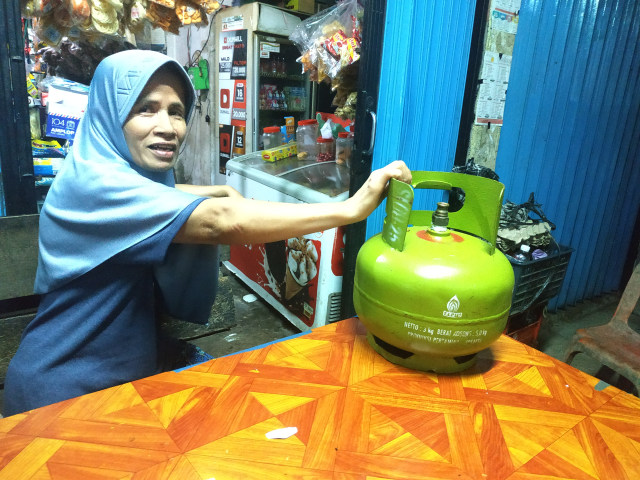 Pemilik salah satu pangkalan gas di Kota Batam, Kepulauan Riau. Foto: Rega/kepripedia.com