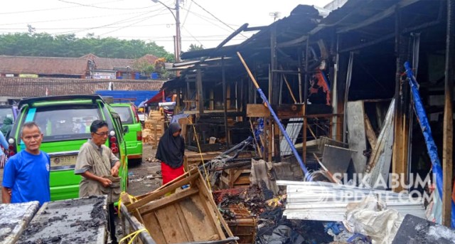 Suasana pasca kebakaran di Tempat Penampungan Sementara (TPS) Pasar Terminal Cibadak, Kabupaten Sukabumi, Senin (12/10/2020). | Sumber Foto: Syahrul Himawan