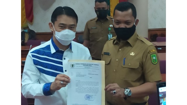 PIMPINAN DPRD Riau, Hardianto didampingi Sekretaris DPRD, Muflihun, memperlihatkan surat ditujukan kepada Presiden Joko Widodo menolak UU Omnibus Law serta mendesak Presiden keluarkan Perppu, Senin (12/10/2020). 