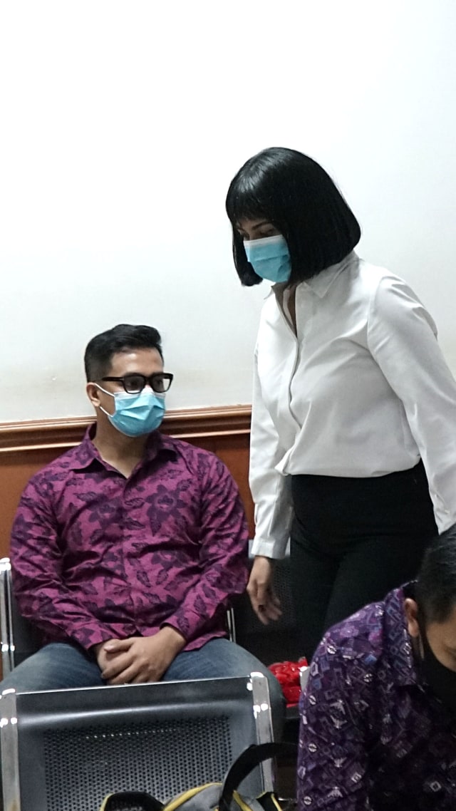 Terdakwa Vanessa Angel bersama suaminya Bibi Ardiansyah saat hadir sidang tuntutan di Pengadilan Negeri Jakarta Selatan, Senin (12/10).
 Foto: Ronny