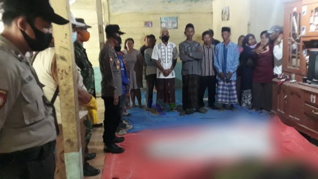 Petugas saat saat meminta keterangan meninggalnya 4 orang warga akibat tersengat listrik, di Dusun Tlatah Desa Kanor Kecamatan Kanor Kabupaten Bojonegoro. Senin (12/10/2020)