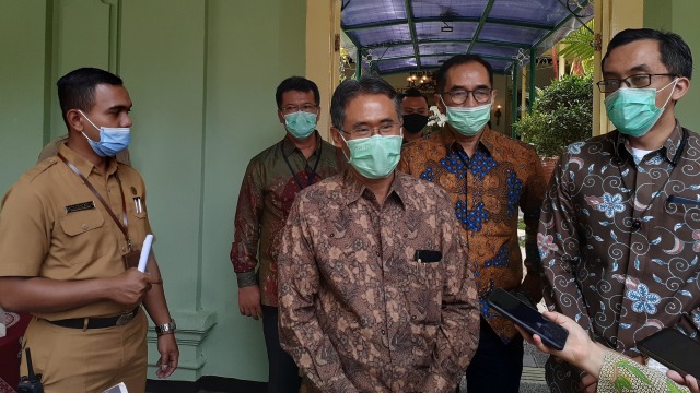 Rektor UGM Panut Mulyono (tengah) ditemui di Kepatihan Pemda DIY, Senin (12/10). Foto: Arfiansyah Panji Purnandaru/kumparan