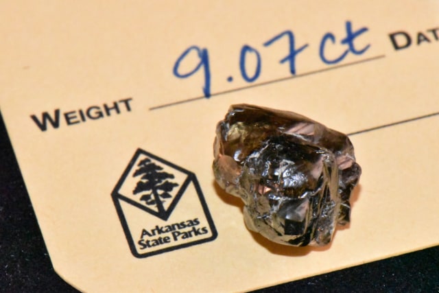 Pria ini temukan berlian di Crater of Diamonds Arkansas State Park. Foto: Arkansas State Park
