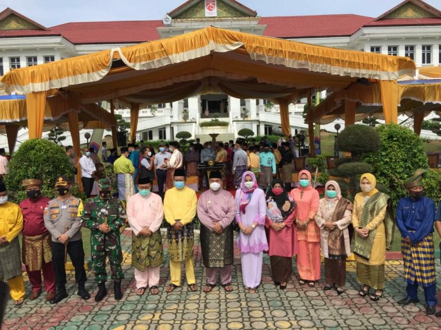 Foto bersama usai upacara peringatan HUT ke-21 Kabupaten Karimun. Foto: Khairul S/kepripedia.com