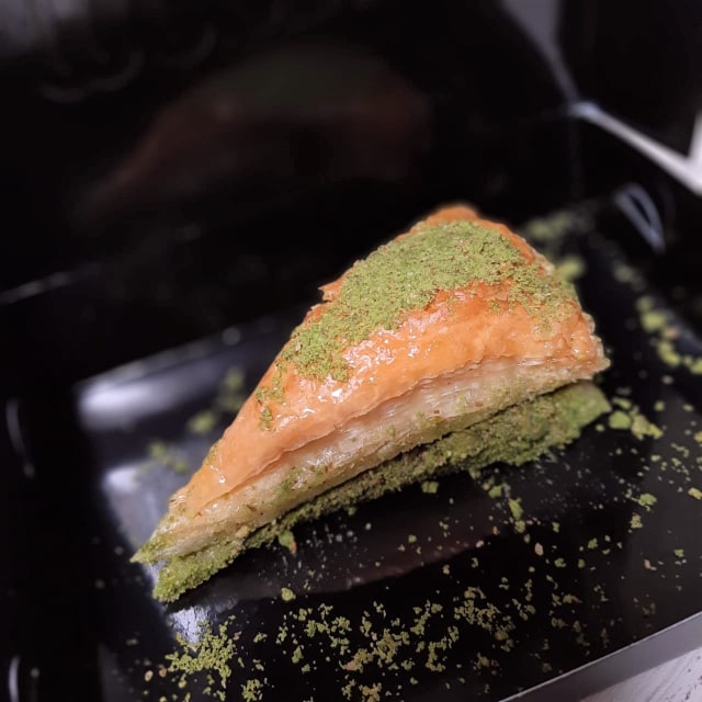 Mencoba Dessert Kunefe Berisi Lelehan Keju dan Baklava Legit ala Timur Tengah (35688)