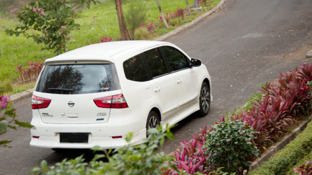 Ilustrasi mobil di tanjakan. Foto: Nissan