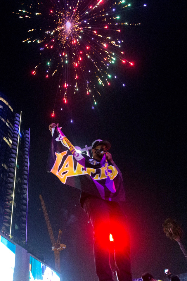 Penggemar merayakan kemenangan Lakers di Kejuaraan NBA 2020, di bawah gemerlap kembang api, di Los Angeles, California, AS, (11/10). Foto: Ringo Chiu/REUTERS