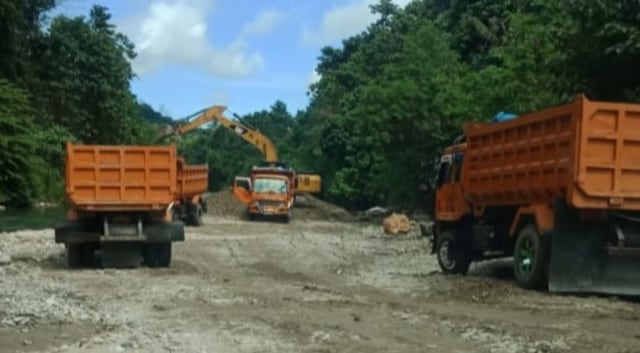 Mobil truk berukuran jumbo keluar masuk di DAS Lapai mengangkut pasir dan batu yang diduga ilegal. Foto: Lukman Budianto/kendarinesia.