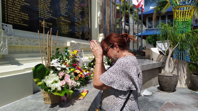 Keluarga korban memanjatkan doa di monumen Ground Zero, Kuta, Bali - ACH