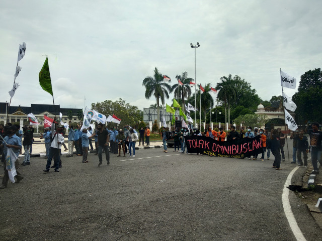 Aksi demonstrasi oleh mahasis, LSM dan buruh menolak Omnibus Law Cipta Kerja pada Kamis pekan lalu. Foto: Yovy Hasendra 