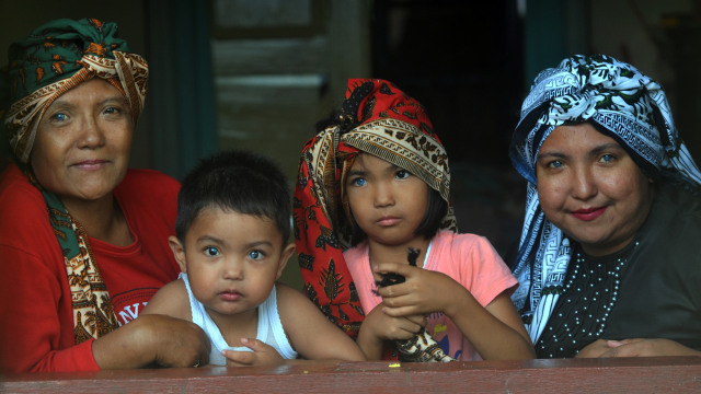 Keluarga dengan sindrom Waardenburg berada di rumahnya, di Jorong Galanggang Tangah, Nagari Sungayang, Kabupaten Tanah Datar, Sumatera Barat, Rabu (7/10).  Foto: Iggoy el Fitra/ANTARA FOTO