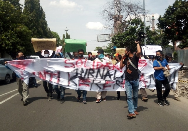 Sejumlah jurnalis di Cirebon menggelar aksi damai mengecam kekerasan kepada wartawan. (Juan)