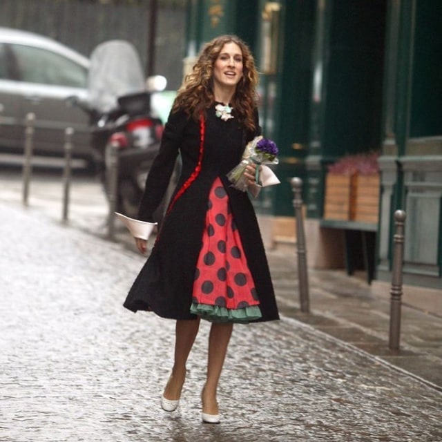 Gaya Sarah Jessica Parker sebagai Carrie Bradshaw saat berada di Paris dalam serial Sex And The City. Foto: dok. Instagram carrie bradshaw outfits