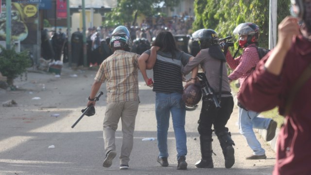 Polisi yang mengamankan demonstran di Gorontalo. Foto: Dok. Istimewa