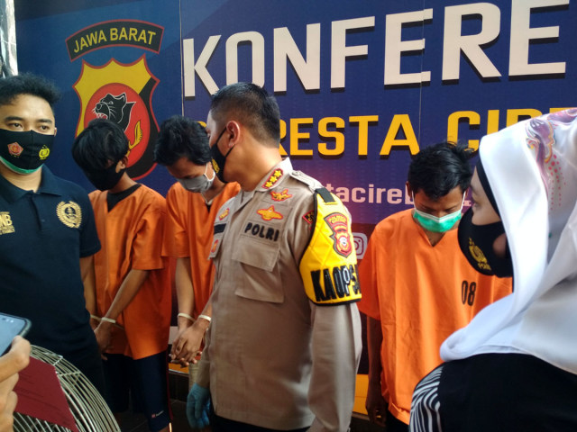 Kapolresta Cirebon Kombes Pol M Syahduddi menginterogasi pelaku perampokan toko donat. (Ciremaitoday)