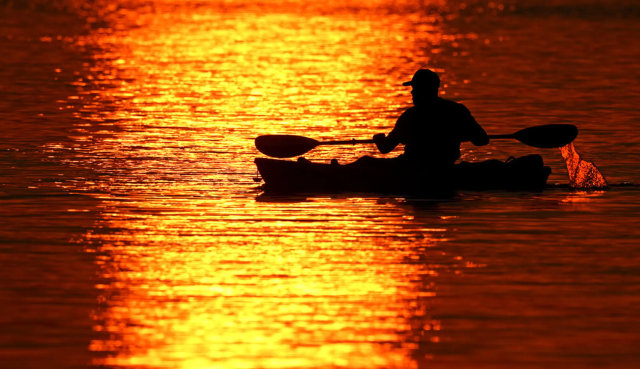 Matahari terbenam di Danau Kansas, Amerika Serikat. Foto: AP/Charlie Riedl