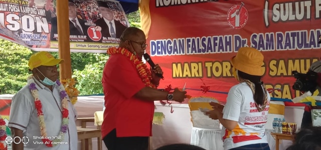 Tampak calon bupati melakukan pengguntingan pita