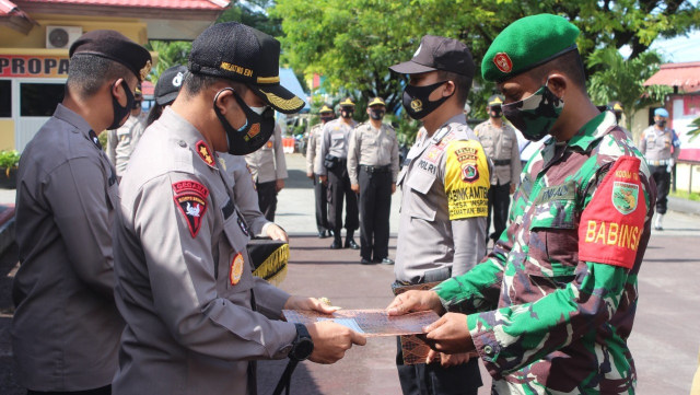 Penyerahan penghargaan untuk Babinsa, Bhainkamtibmas dan perangkat Kampung Insrom Distrik Biak Kota. (Dok Polda Papua)