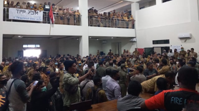 Video: TTP Dipangkas, Ribuan ASN Tidore Aksi Mogok Kerja (1526)