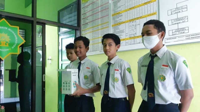 Sambil belajar di rumah, Aji, Andika, Fadhil, dan Zakky berkolaborasi membuat alat hand sanitizer otomatis. Foto: dok. SMP Birrul Walidain Muhammadiyah Sragen.
