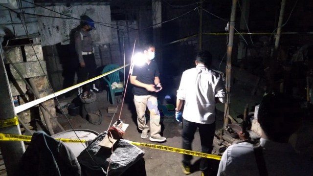 Petugas saat lakukan olah TKP di lokasi meninggalnya M Panji (45) warga Dusun Jati Desa Ngadiluhur Kecamatan Balen Bojonegoro, yang meninggal dunia akibat tersengat listrik. Senin (12/10/2020)