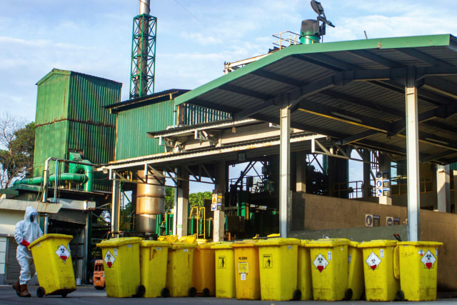 Sejumlah "wheeled bin" atau wadah limbah beroda berisi limbah medis infeksius di PT Jasa Medivest, Plant Dawuan, Karawang, Jawa Barat. Foto: Muhamad Ibnu Chazar/ANTARA FOTO