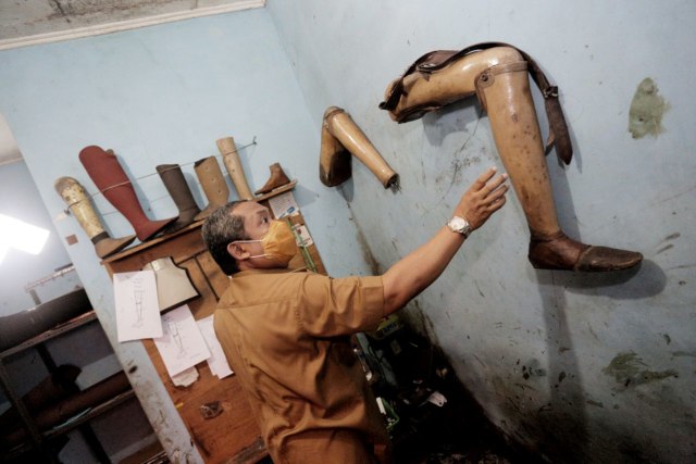 Pengrajin Kaki Palsu Di Kota Bandung Kini Beromzet Rp.20 Juta Per Bulan