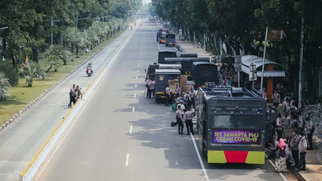 Suasana sebelum aksi unjuk rasa menolak UU Omnibus Law Cipta Kerja di Jalan Merdeka Barat, Jakarta, Selasa (13/9).  Foto: Aditia Noviansyah/kumparan