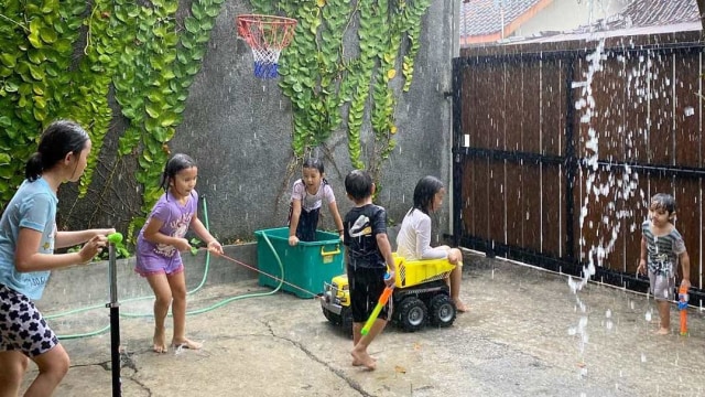 Ilustrasi anak-anak bermain hujan. Foto: Instagram @zaskiadyamecca