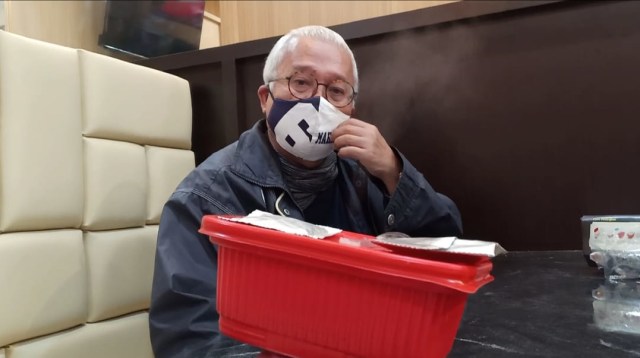 Dosen Bernama Bang Potan Ajarkan Kuliah Daring di Warung ‘MakanKu’ Solo (12734)