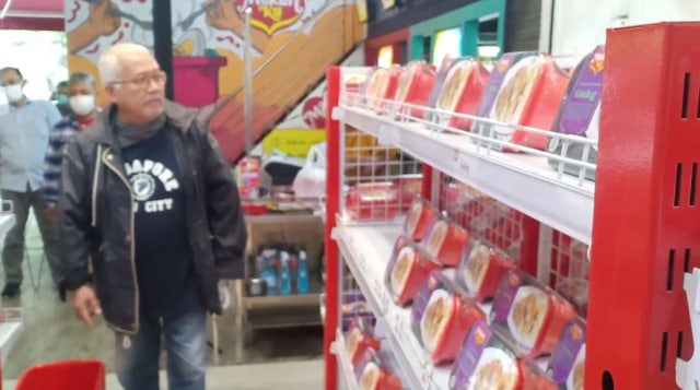 Dosen Bernama Bang Potan Ajarkan Kuliah Daring di Warung ‘MakanKu’ Solo (12736)