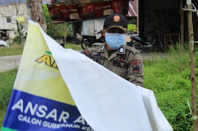 Tim terpadu melakukan penertiban APK di Bintan dimotori oleh Bawaslu. (foto: Ary/Batamnews)