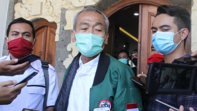 Ketua IDI Bali I Gede Putra Suteja usai diperiksa sebagai saksi terkait kasus Jerinx, di PN Denpasar, Selasa (13/10).  Foto: Denita br Matondang/kumparan