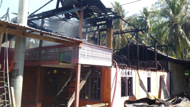 Kebakaran menghanguskan satu rumah di Lingkungan Teppo, Kabupaten Majene, Sulawesi Barat. Foto: Dok. Polres Majene