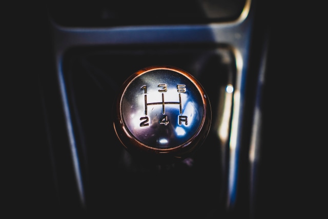 Ilustrasi oper gigi pada mobil manual. Foto: Unsplash