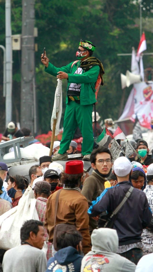 Massa aksi saat menggelar unjuk rasa menolak Omnibus Law di kawasan Monas, Jakarta, Selasa (13/10). Foto: Willy Kurniawan/REUTERS 